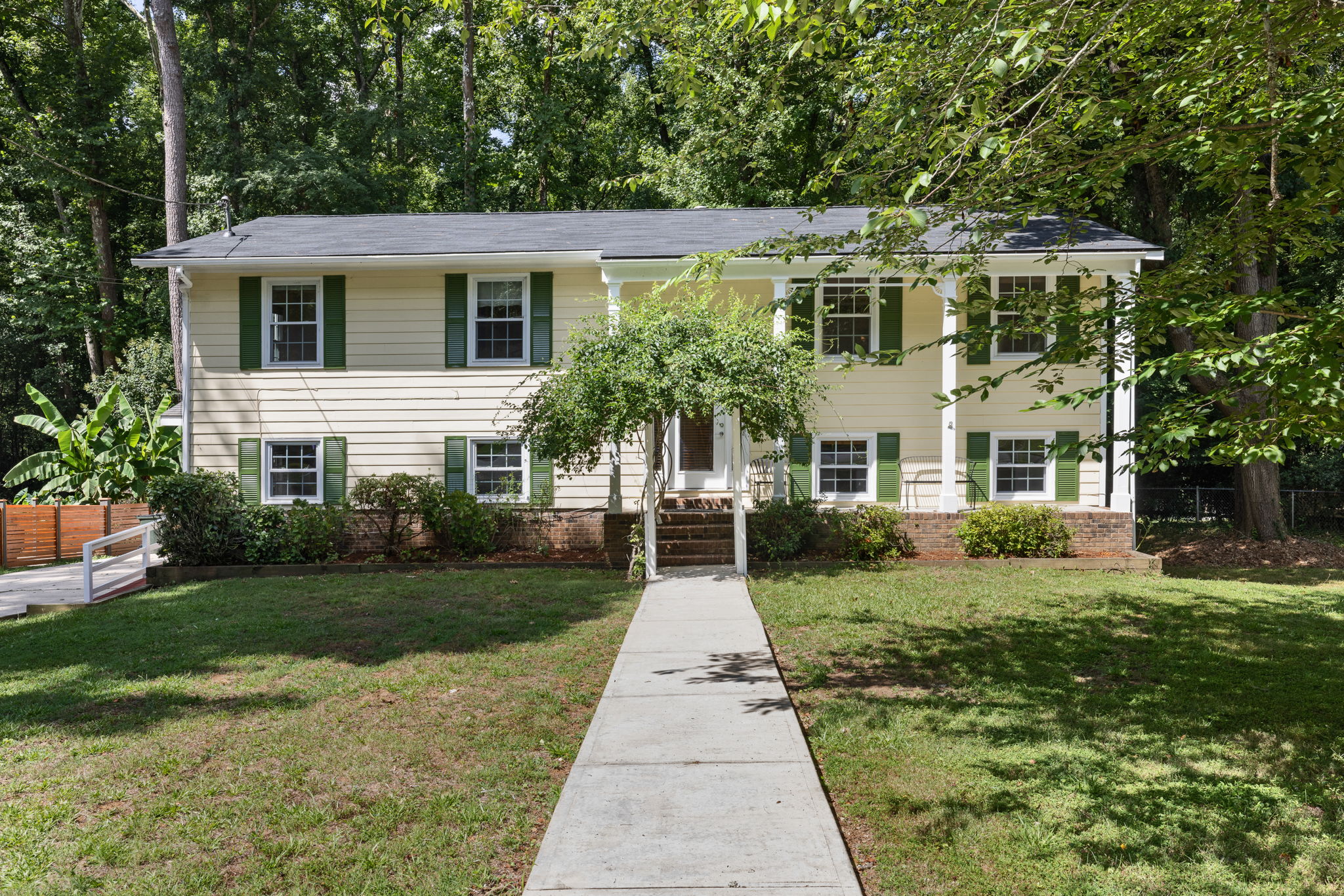 1102 Willow Drive, Facade