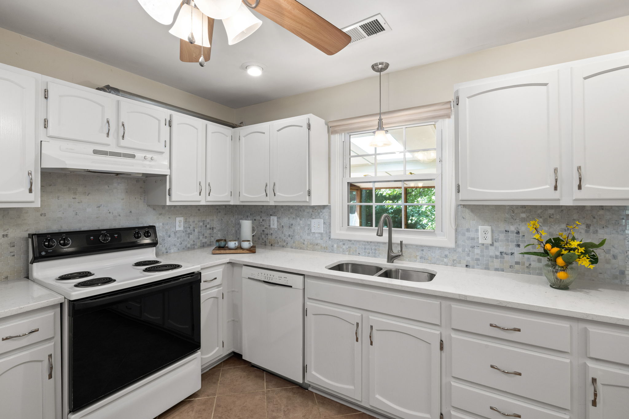 1102 Willow Kitchen3