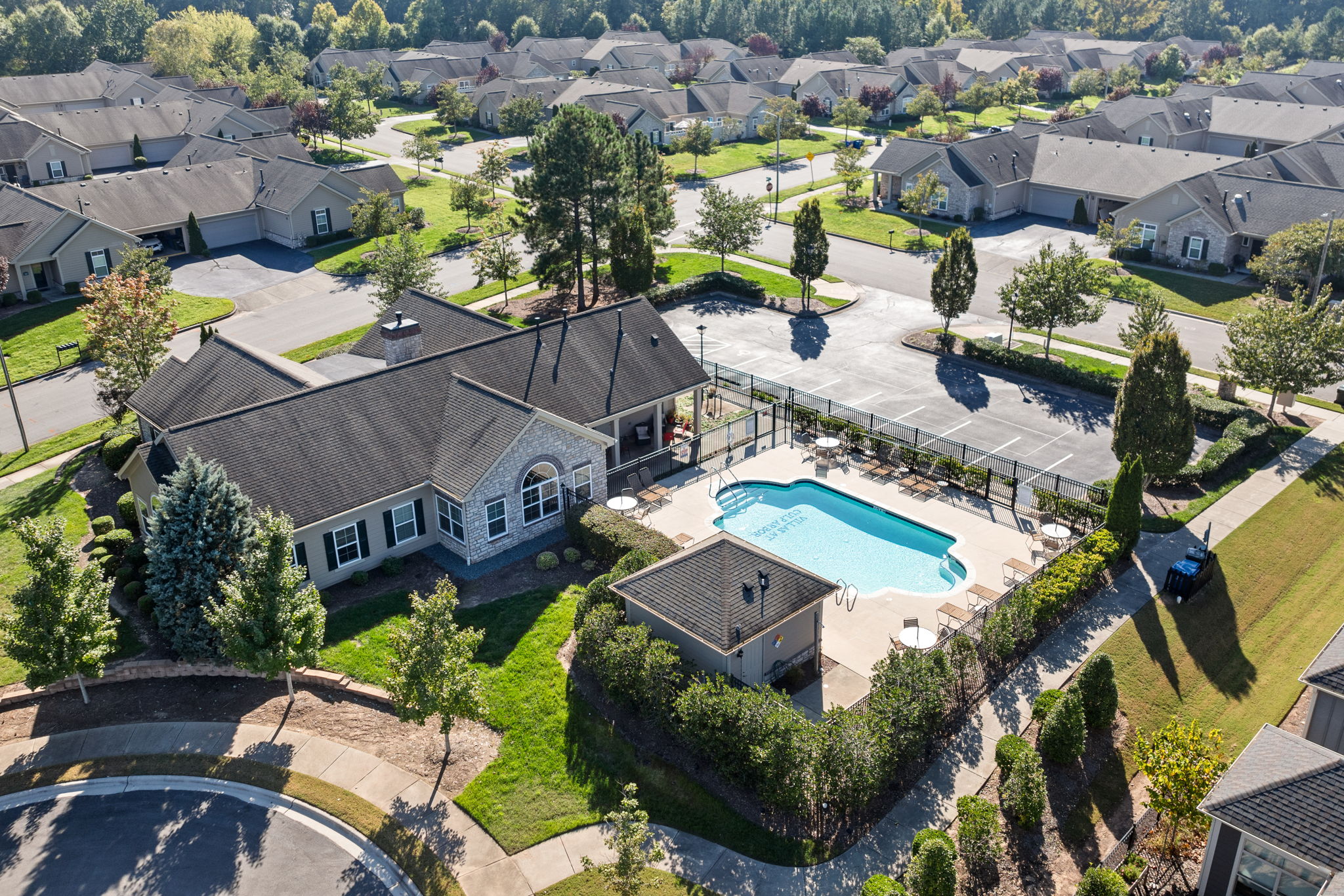 Pool-Clubhouse